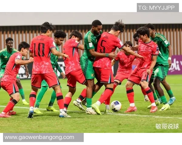 足球明星在比赛中遭遇暴力袭击引发球迷热议与媒体关注