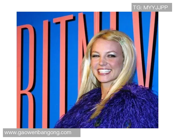 足球明星布兰妮的精彩人生与职业生涯全景介绍及精选图片展示